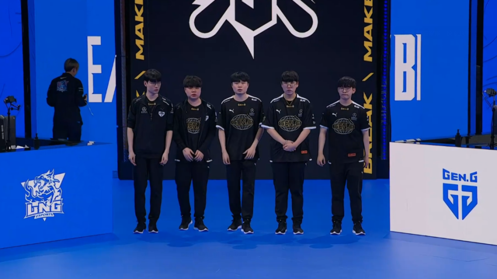 历史地位更 历史地位更